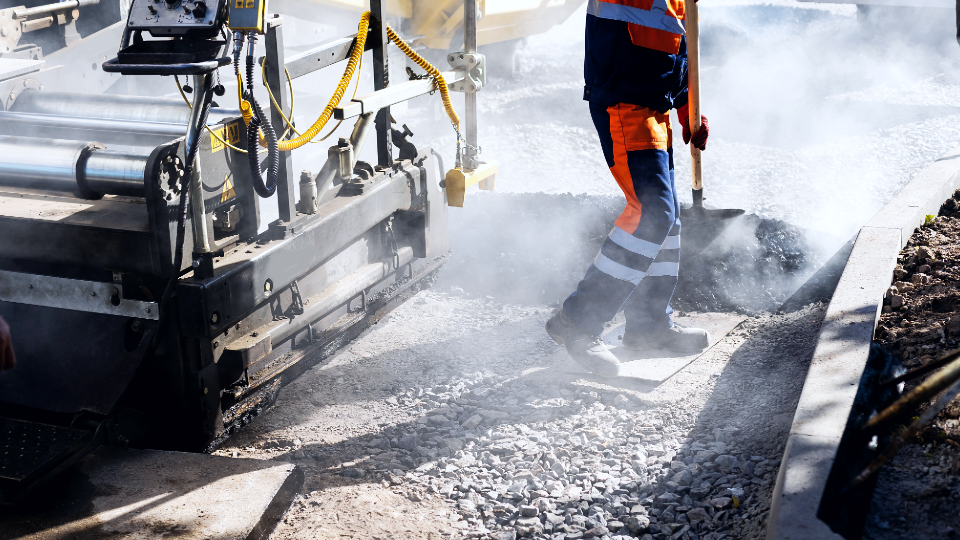 Straßenbau und Arbeitssicherheit: Neufassung der DGUV-Information 201-063