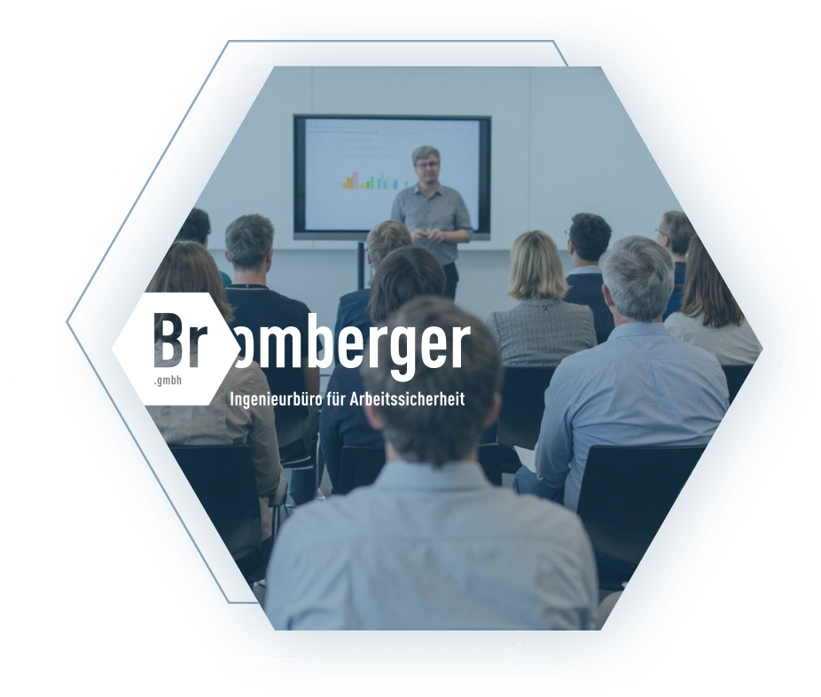 ibb-wabe-sicherheitstechn-betreuung Seminar zur Sicherheitstechnischen Betreuung: Präsentation in Konferenzraum, hexagonales Logo sichtbar.